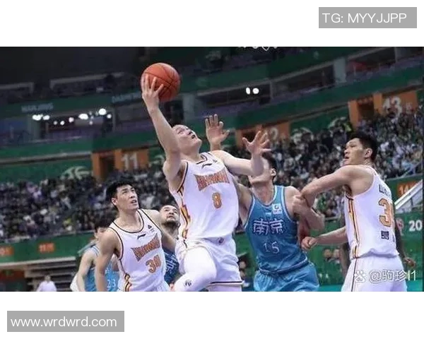 2018年广东队与四川队激战回顾：篮球场上的精彩对决与战术分析